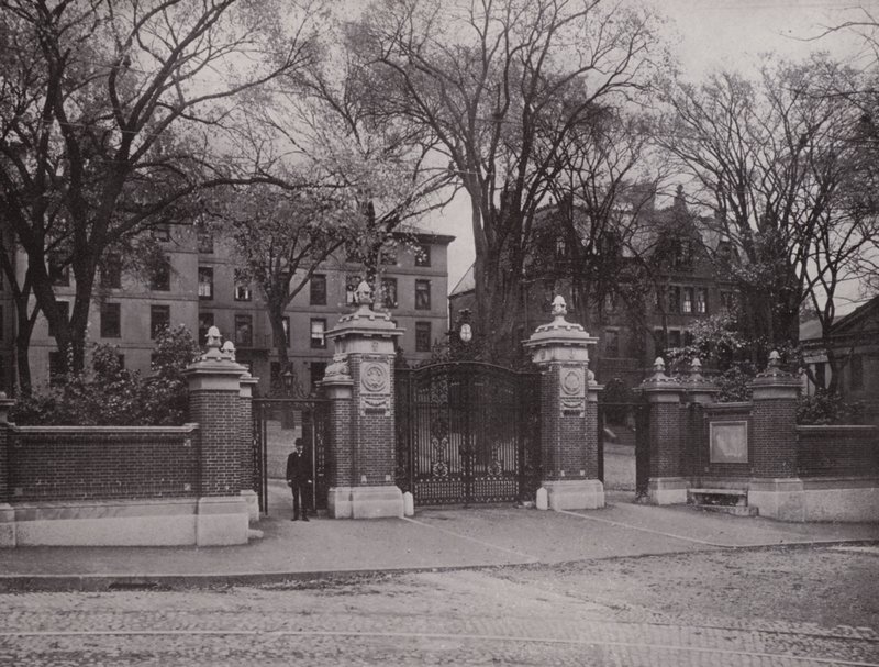 Providence, Rhode Island: Van Wickle Gate, Brown University (s/hvitt bilde) av American Photographer (after)