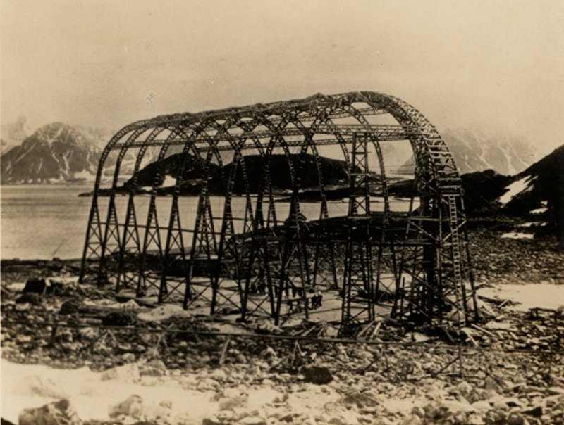 The America, et ikke-stivt luftskip bygget av Mutin Godard i Frankrike for Walter Wellmans forsøk på å nå Nordpolen med fly. (s/hvitt bilde) av American Photographer (after)
