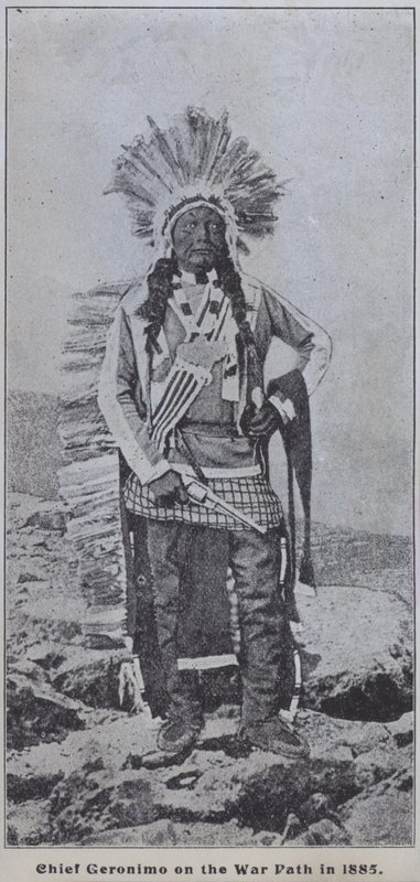 Apache-sjefen Geronimo på krigsstien i 1885 (s/hvitt-bilde) av American Photographer (after)