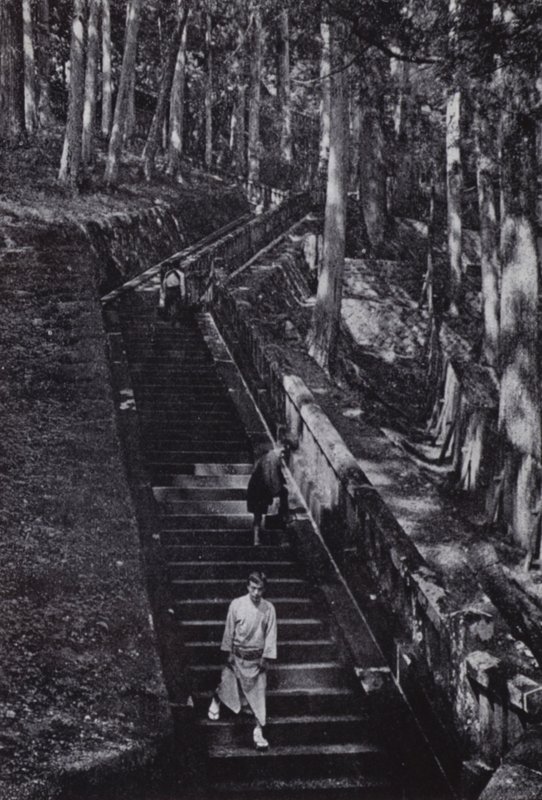 Trappene som fører til graven til Shogun Ieyasu (s/hvitt-bilde) av American Photographer (after)