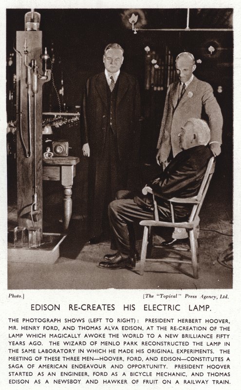 Thomas Edison gjenskaper sitt elektriske lys for president Herbert Hoover og Henry Ford (s/hv-bilde) av American Photographer (after)