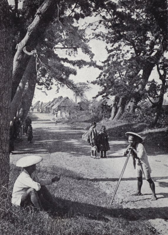 Veifarende som hviler på den gamle hovedveien fra Tokyo til Kyoto (s/hv-bilde) av American Photographer (after)