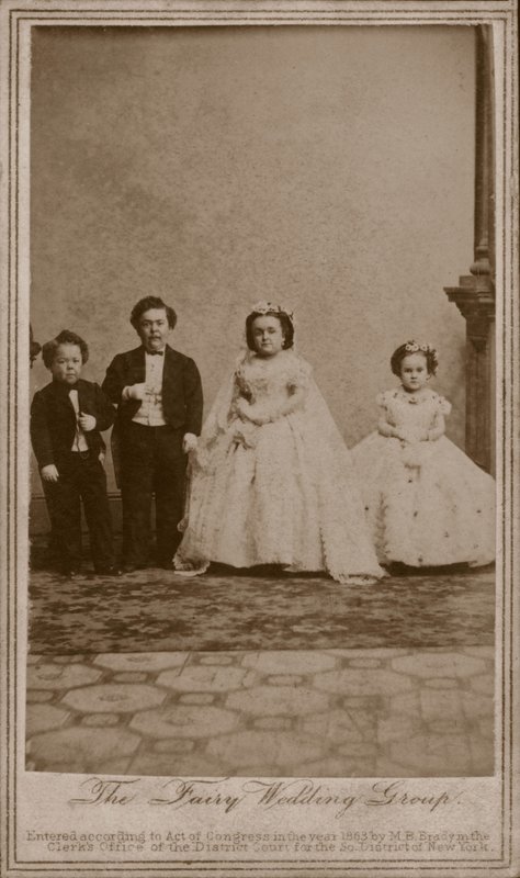 Bryllupsbilde av Charles Sherwood Stratton, amerikansk entertainer kjent som General Tom Thumb, og hans kone, Lavinia Warren av American Photographer (after)