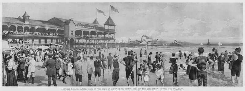 En badescene på søndag morgen på stranden ved Coney Island, som viser New Iron Pier Landing of the Iron Steamboats (s/h-bilde) av American Photographer