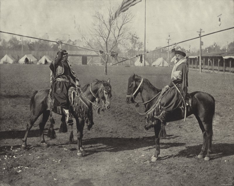 Arabiske Spearmen of the Wild East Show av American Photographer