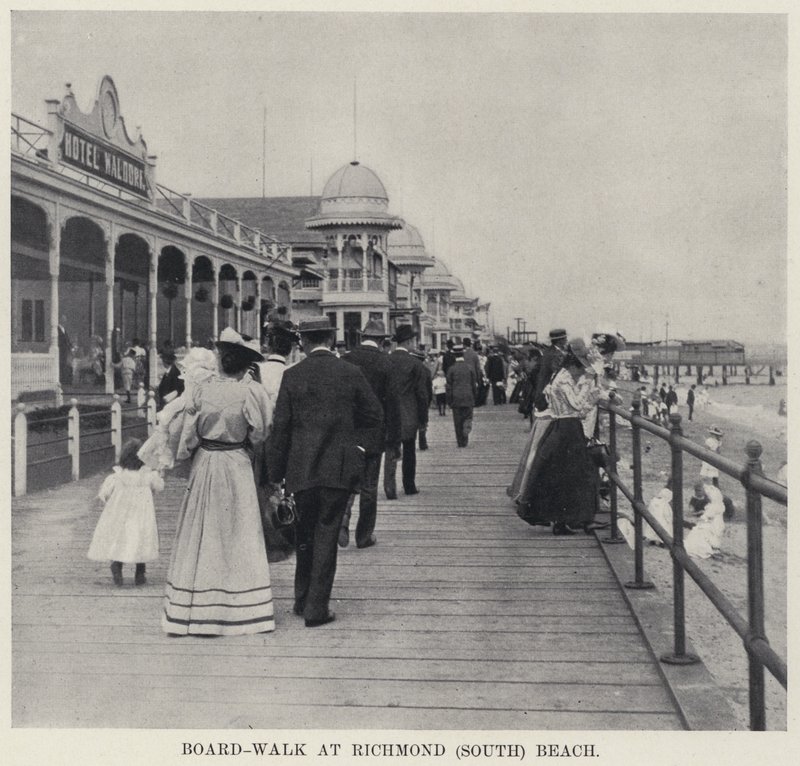 Boardwalk ved Richmond (South) Beach (s/hvitt bilde) av American Photographer