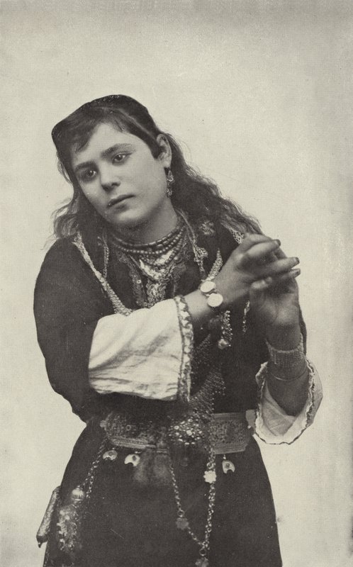Dancing Girl in the Street of Cairo Theatre av American Photographer
