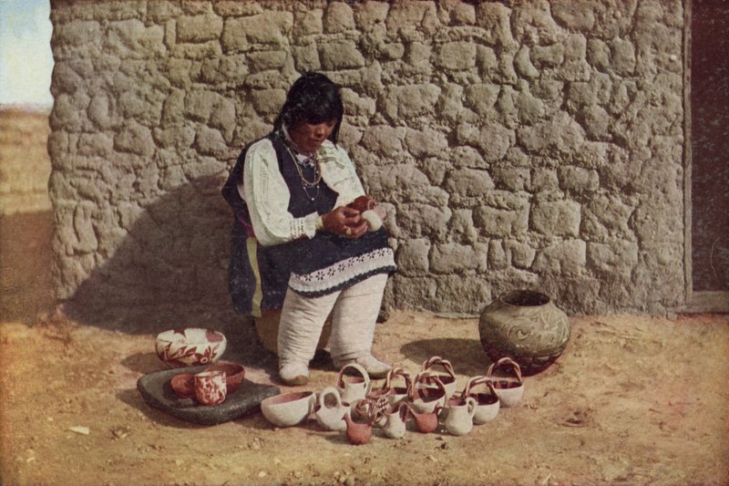 Dekorere keramikk, Pueblo of Isleta, New Mexico (farget bilde) av American Photographer