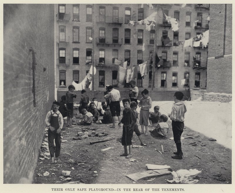 Deres eneste trygge lekeplass, på baksiden av Tenements (s/hv-bilde) av American Photographer