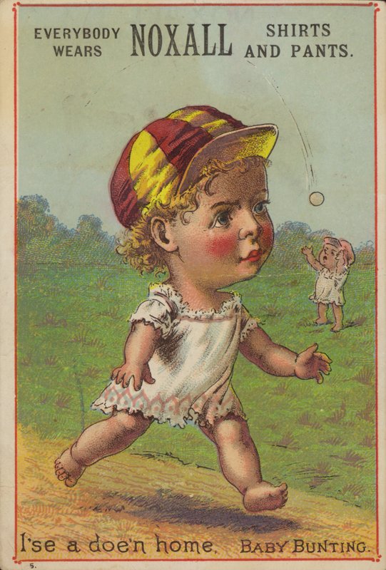 Baby som løper iført baseballhatt av American School