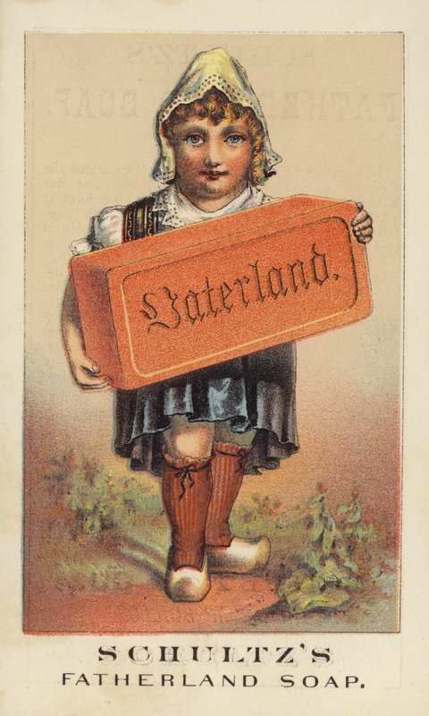 Nederlandsk jente som holder gigantisk såpestykke av American School