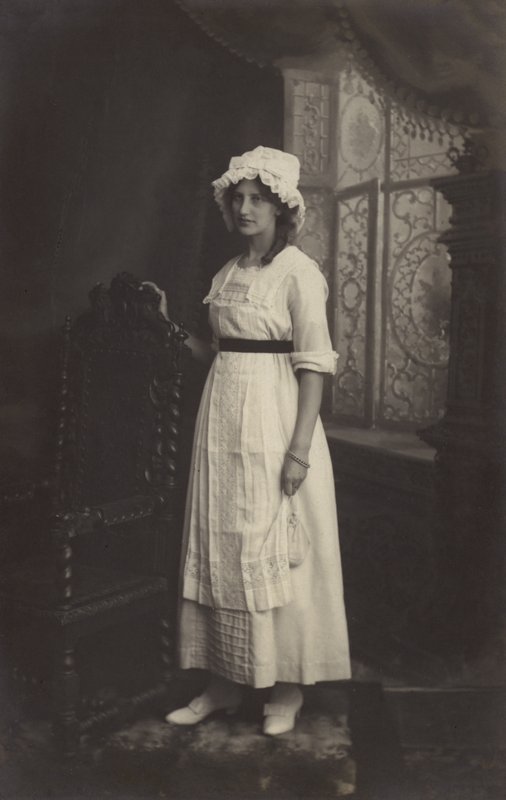 Jente i blondehette av Arthur C. Burgess