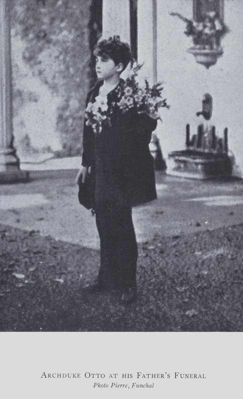 Erkehertug Otto av Østerrike ved farens begravelse i 1922 (s/hv-bilde) av Austrian Photographer