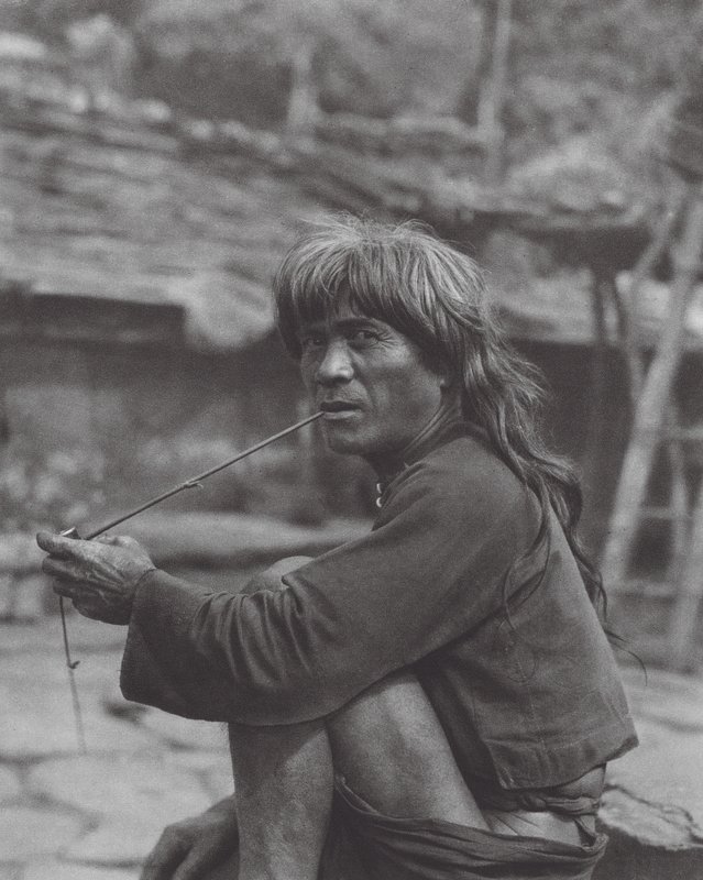 Japan: Høvding for Paiwan-stammen i Raisha (s/h-bilde) av Axel von Graefe