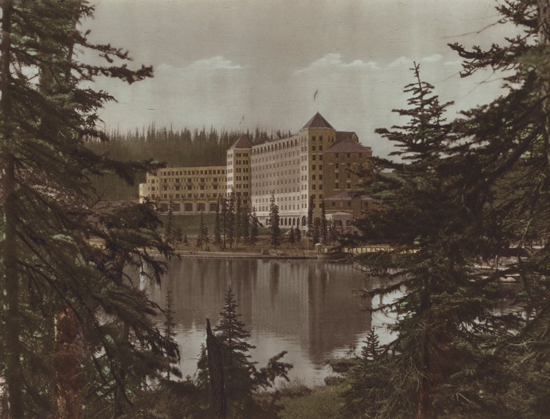 Chateau, Lake Louise (fargebilde) av Byron Hill Harmon
