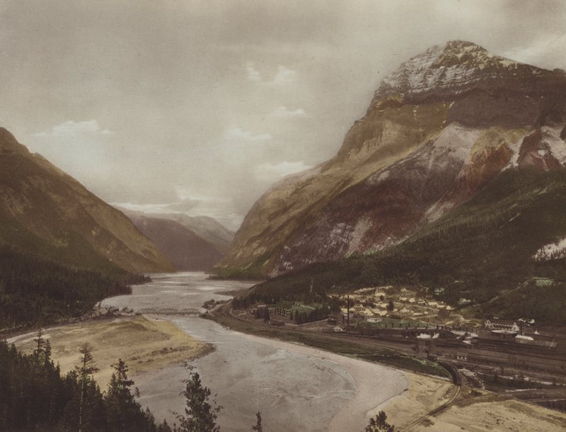 Field, British Columbia og Mount Stephen (fargebilde) av Byron Hill Harmon