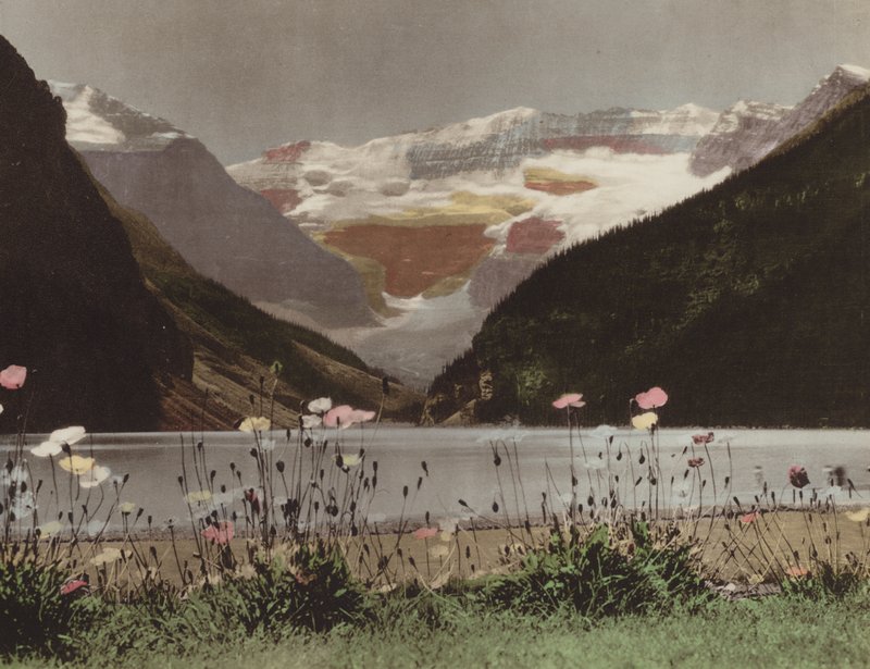 Lake Louise og Victoria Glacier (fargebilde) av Byron Hill Harmon