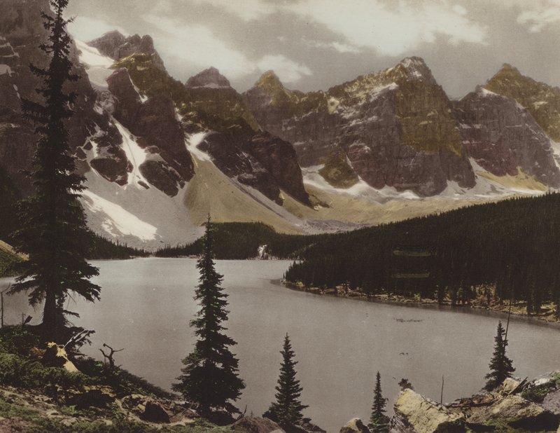 Moraine Lake og Valley of Ten Peaks (fargebilde) av Byron Hill Harmon