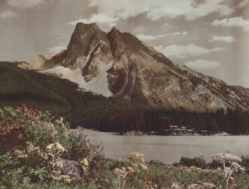 Mount Burgess and Emerald Lake Chalet (fargebilde) av Byron Hill Harmon
