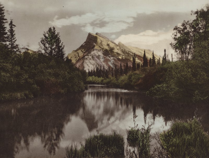 Mount Rundle, Banff, Alt 9 665 fot (fargebilde) av Byron Hill Harmon