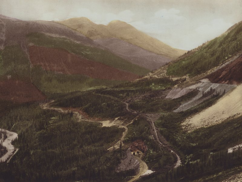 The Spiral Tunnels, Field Hill, British Columbia (fargebilde) av Byron Hill Harmon