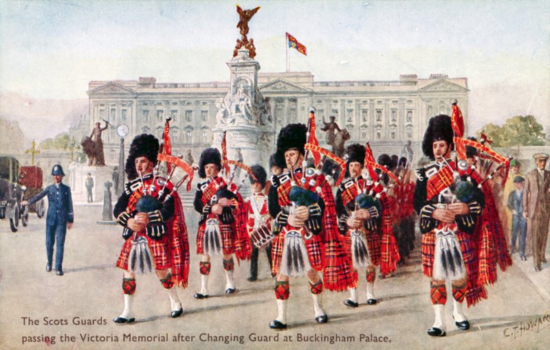 The Scots Guards, Victoria Memorial, Buckingham Palace (farge litho) av C. T. (after) Howard