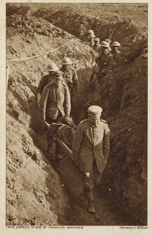 Tilfangetatte tyskere bærer en såret kanadisk soldat på båre, første verdenskrig (s/h-foto) av Canadian Photographer