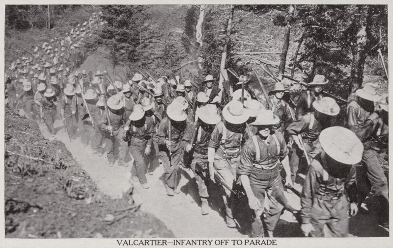 Val Cartier – infanteri på vei til paraden i 1915 (s/h-bilde) av Canadian Photographer
