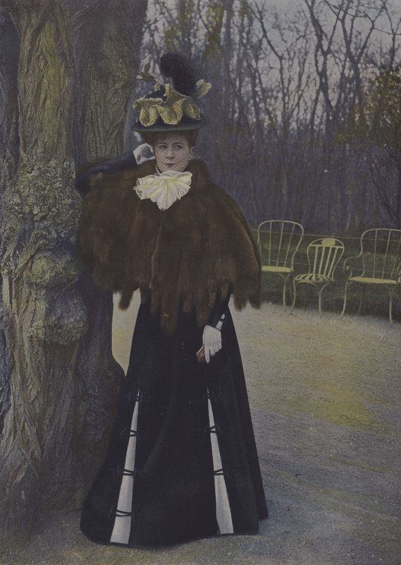 Kvinne i en park i Paris (fargebilde) av Carle de Mazibourg