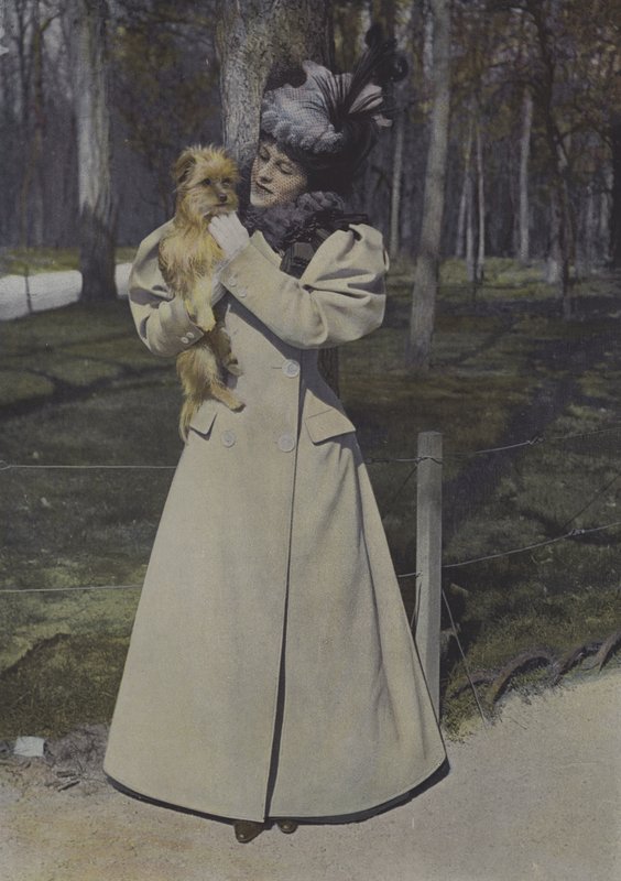 Kvinne i en park i Paris (fargebilde) av Carle de Mazibourg