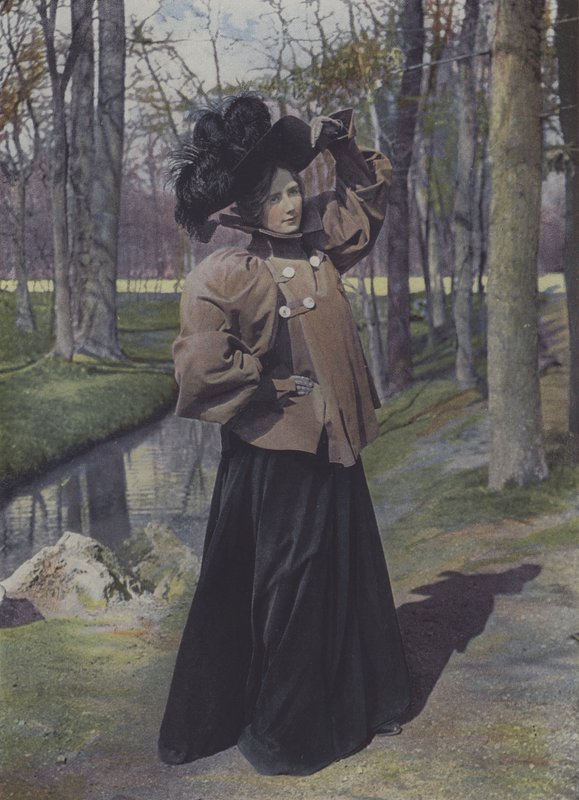 Kvinne i en park i Paris (fargebilde) av Carle de Mazibourg