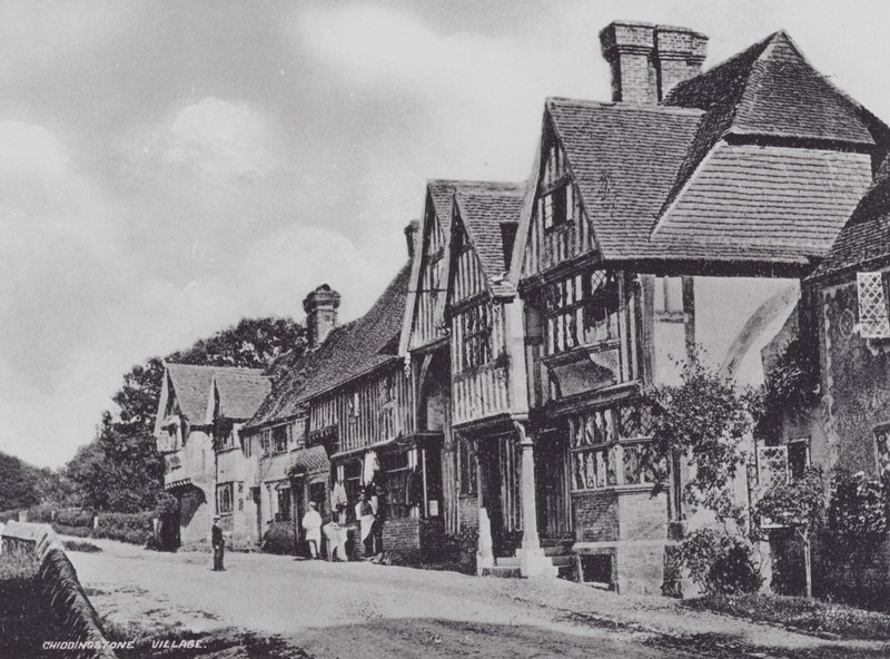 Chiddingstone Village (s/hvitt bilde) av Charles Essenhigh Corke