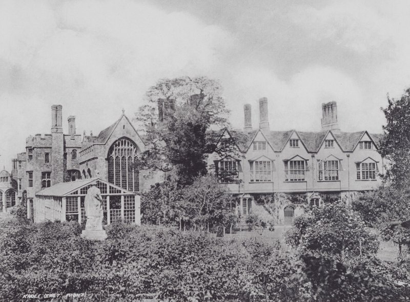 Knole, East Front (s/hvitt bilde) av Charles Essenhigh Corke