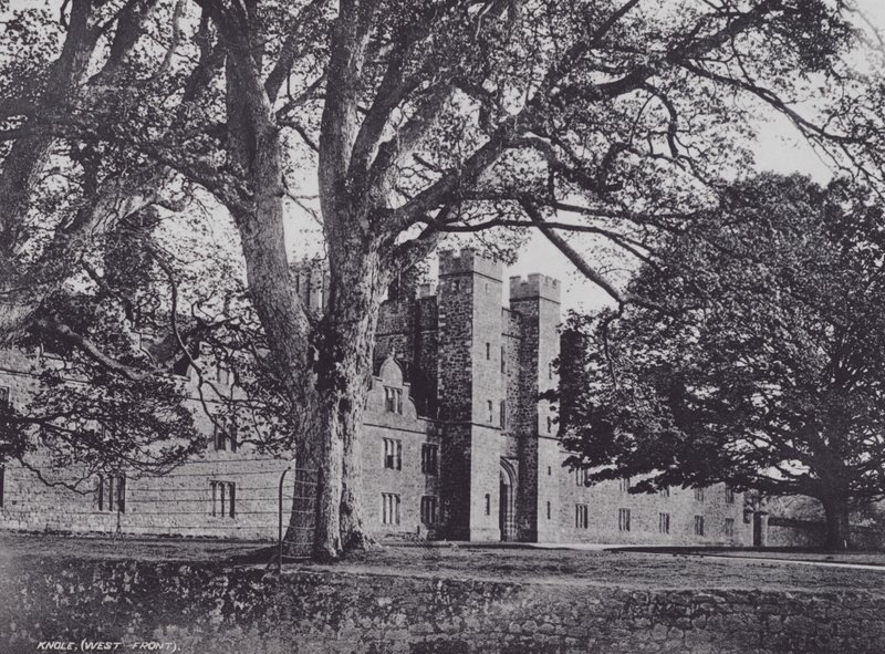 Knole, West Front (s/hvitt bilde) av Charles Essenhigh Corke