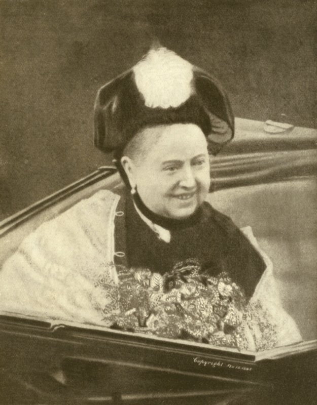 Dronning Victoria smiler, etter å ha tatt i mot en bukett blomster, Isle of Wight, ca. 1887 (s/hvitt-bilde) av Charles Knight