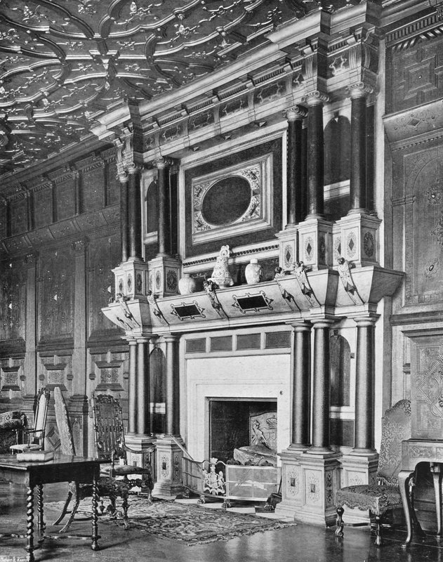 Et skorsteinsstykke i det lange galleriet (s/hvitt-bilde) av Charles Latham