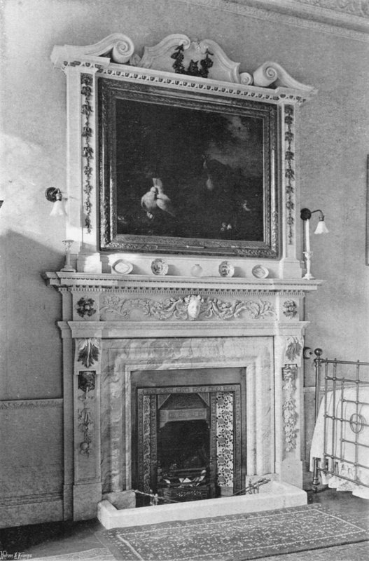 Et marmorskorsteinsstykke (s/hvitt-bilde) av Charles Latham