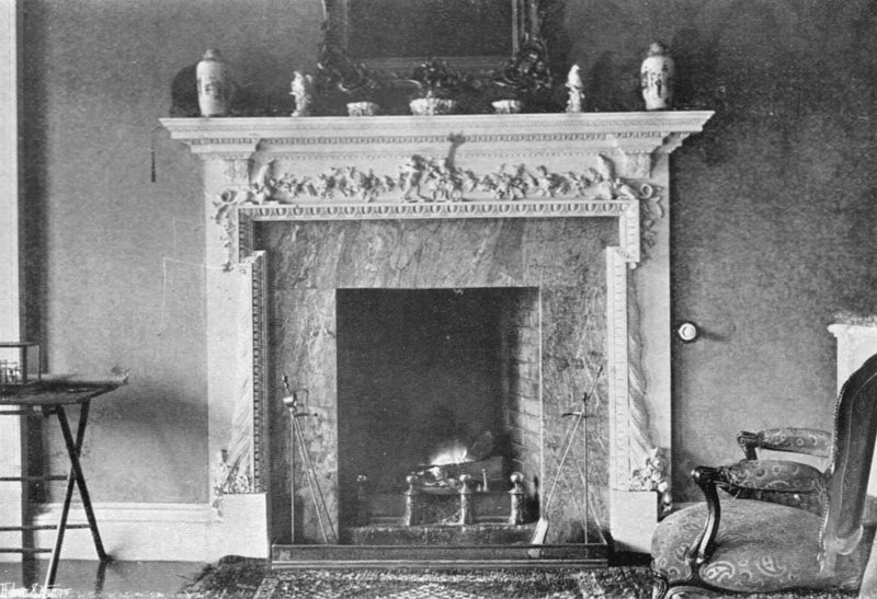 En skulpturert mantel av Charles Latham
