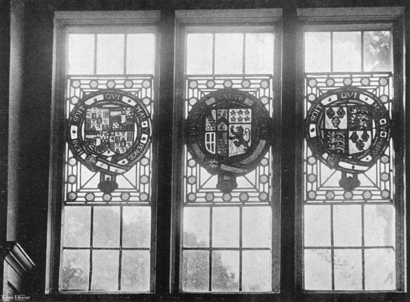 Eldgammelt glass over South Hall-døren av Charles Latham