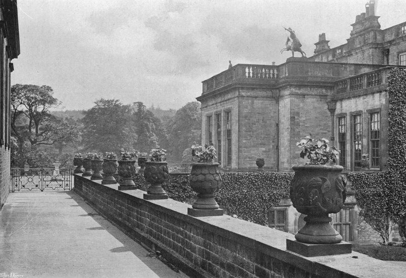 Utskårne steinvaser, East Terrace (s/hv-bilde) av Charles Latham