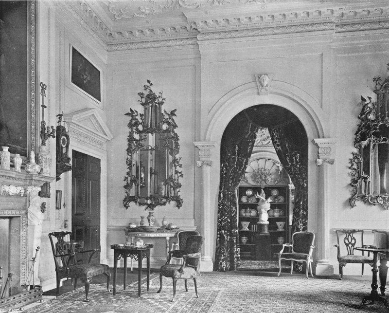 Chippendale-speil - hvitt salongrom av Charles Latham