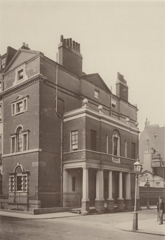 Corner House, South Audley Street, West av Charles Latham