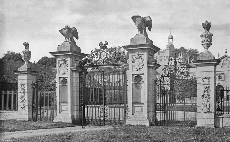 Drayton: The Forecourt Gates (s/hvitt bilde) av Charles Latham
