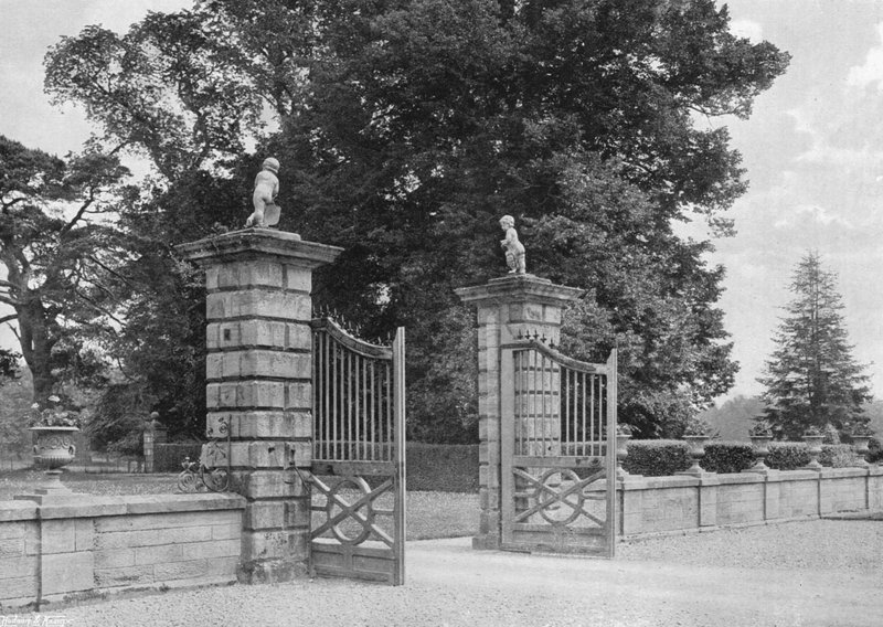 East Entrance Gates fra Courtyard av Charles Latham