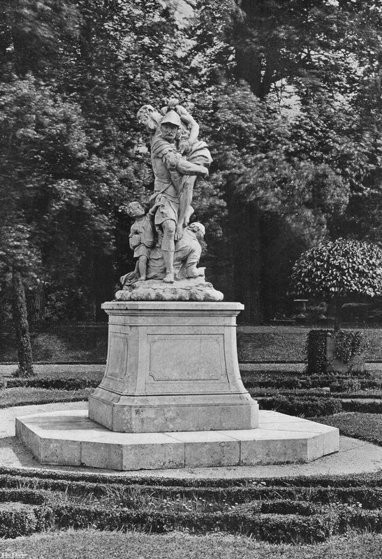 East Side of the South Garden (s/hvitt bilde) av Charles Latham