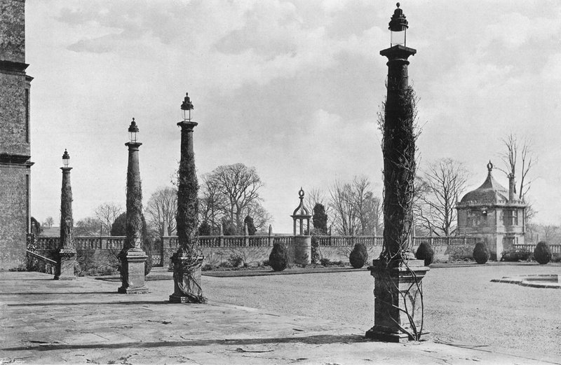 Østre forgård av Charles Latham