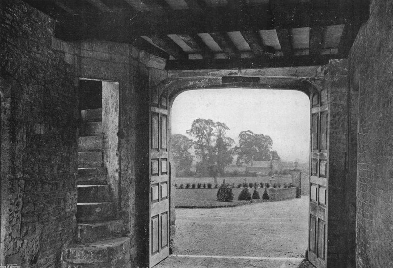 Gatehouse-inngang (s/hvitt bilde) av Charles Latham