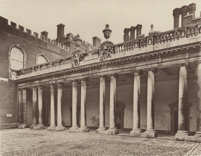 Hampton Court Palace, Colonnade til Kings Entrance av Charles Latham