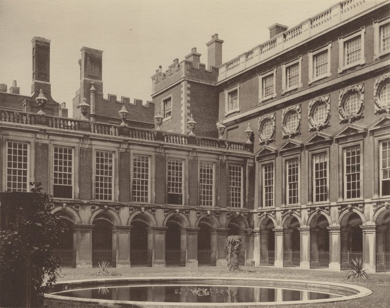 Hampton Court Palace, Fountain Court av Charles Latham