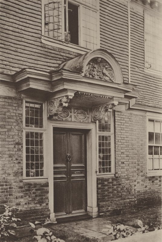 Hus i Burwash, døråpning av Charles Latham